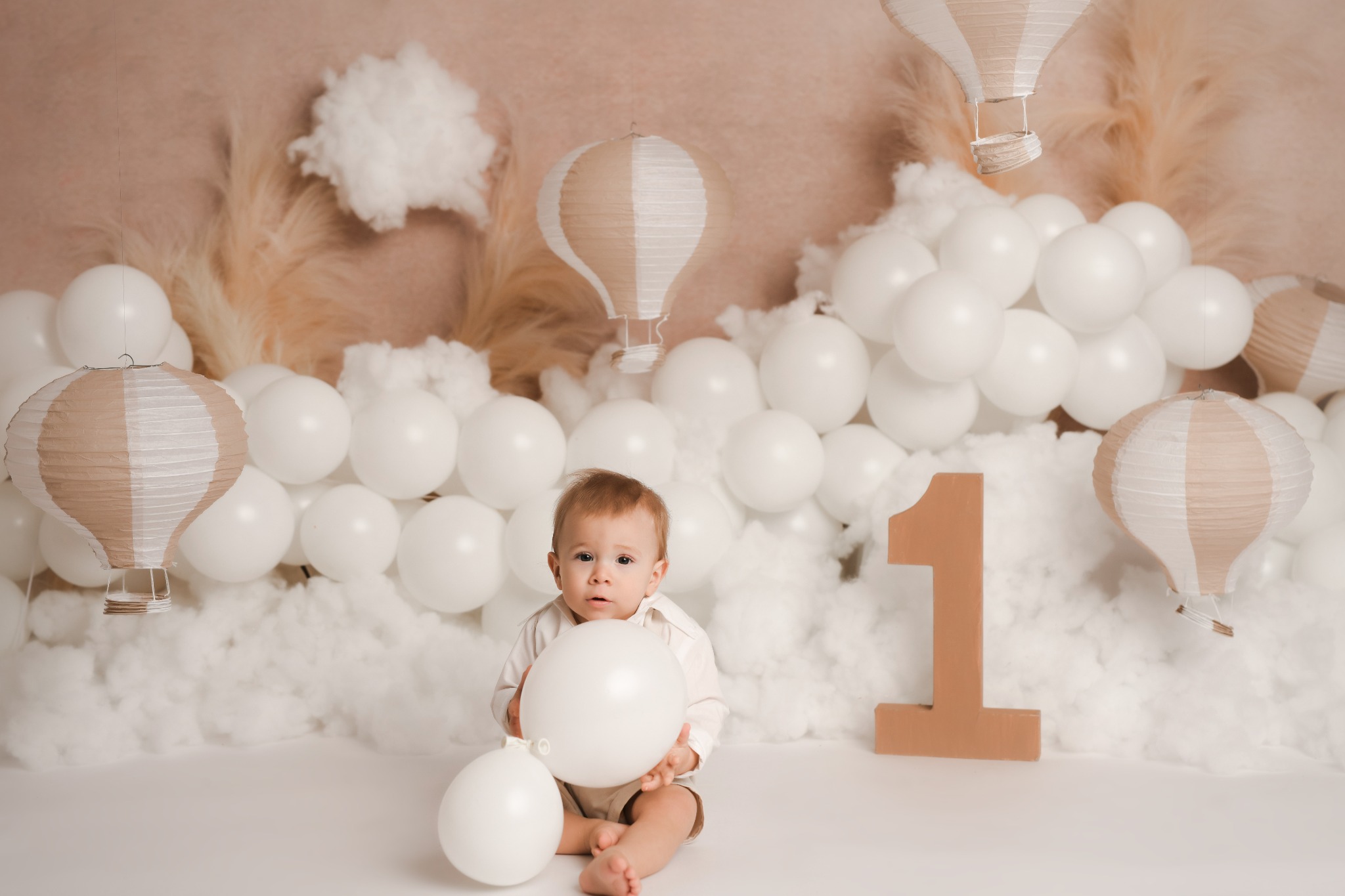 First birthday portrait with a whimsical hot-air-balloon décor in a Laval studio