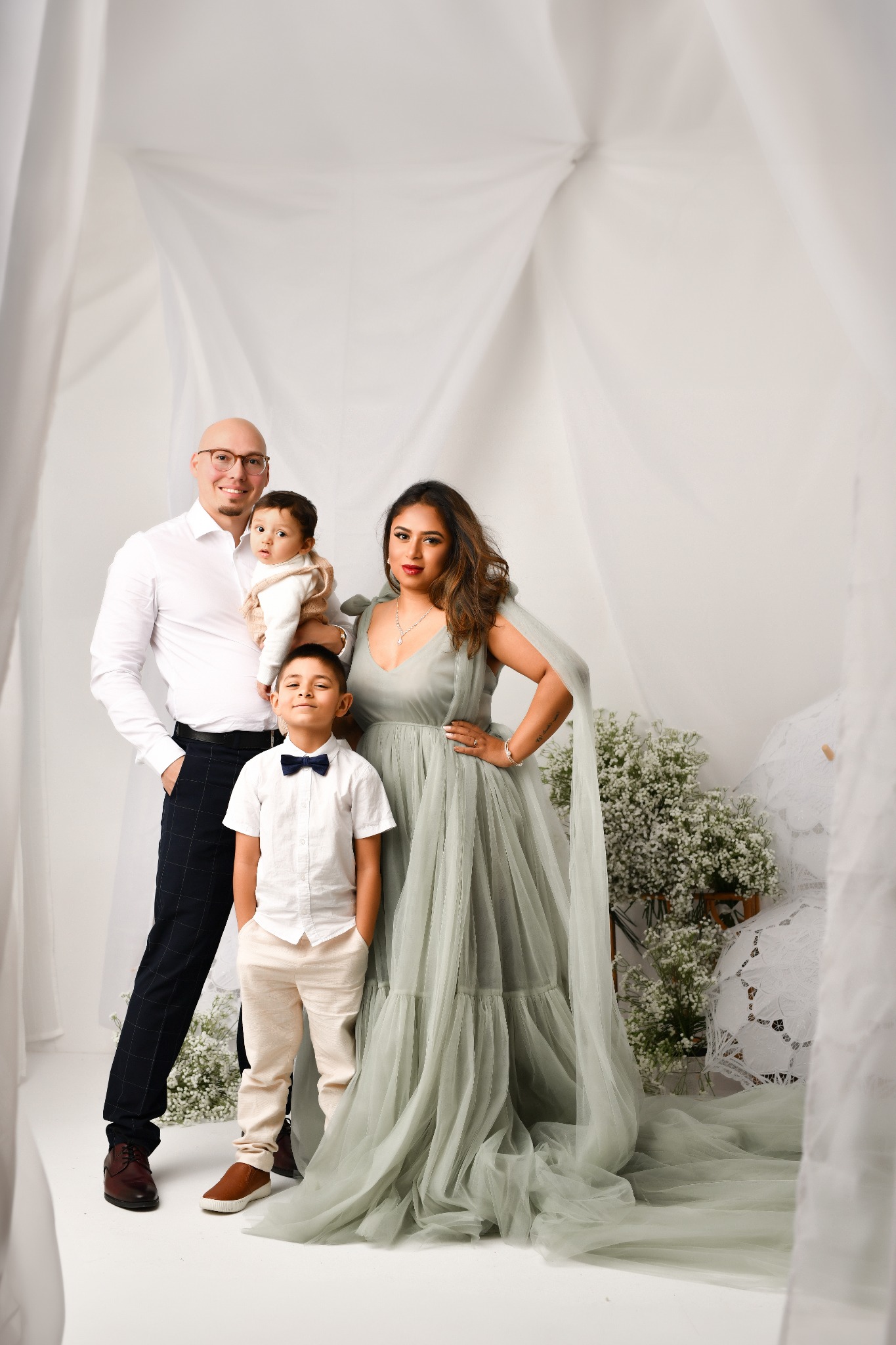 Elegant family portrait in a Laval photography studio